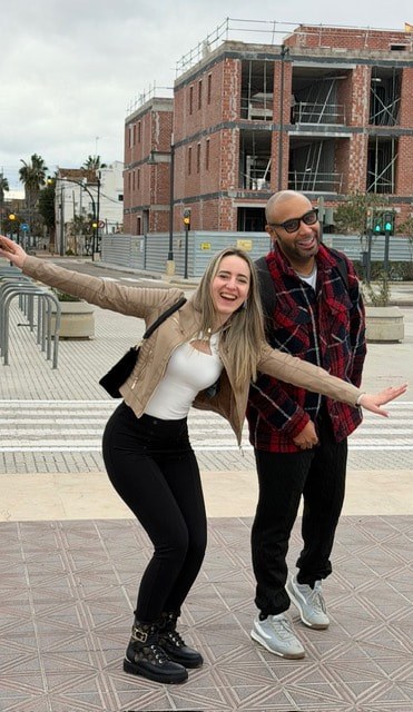 Una pareja posando de forma divertida en una plaza de la ciudad