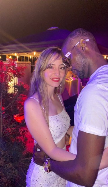 Una pareja en una fiesta nocturna en un jardín
